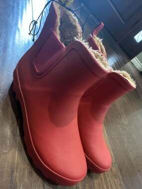 Chooka Red Faux Fur Lined Chelsea Rain Boots Size 8